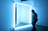 Une installation lumineuse de l'artiste américain Dan Flavin à Téhéran, le 22 août 2022
