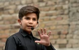 Hammad Safi, 11 ans, "coach en motivation", s'adresse aux élèves d'une école privée, l'University of spoken english, le 3 avril 2016 à Peshawar, au Pakistan