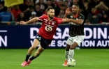 Le milieu de terrain de Lille Nabil Bentaleb (g) devance le Lensois Wesley SaĂŻd, le 29 mars 2024 Ă Villeneuve-d'Ascq