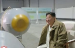 Photo diffusée le 24 mars 2023 par l'agence nord-coréenne KCNA du dirigeant Kim Jong Un inspectant un drone d'attaque sous-marin dans un lieu non précisé