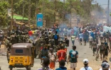 Des membres des forces de sécurité montent la garde alors que des manifestants défilent contre le gouvernement à Antsiranana, le 4 octobre 2025 à Madagascar