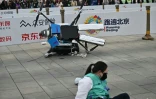 Un robot perd l'équilibre lors du semi-marathon des robots humanoïdes à Pékin, le 19 avril 2025