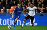Le milieu de Chelsea Christian Pulisic (g) Ă la lutte avec le milieu de Valence Francis Coquelin en Ligue des champions, le 27 novembre 2019 Ă Valence