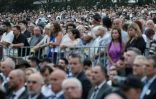 Des personnes assistent à la cérémonie en hommage aux victimes de la tuerie antisémite de Bondi Beach, à Sydney, le 21 décembre 2025