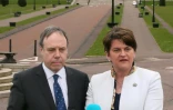 La leader du parti unioniste nord-irlandais DUP Arlene Foster et son numéro deux Nigel Dodds, devant le palais de Stormont à Belfast en mars 2017