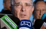 L'ex-président colombien Alvaro Uribe (2002-2010), ici lors d'une conférence de presse le 12 novembre 2016, dénonce un "coup contre la démocratie"