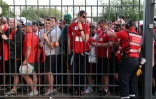 Des supporters de Liverpool attendent à l'extérieur du stade lors de la finale de la Ligue des champions de l'UEFA entre Liverpool et le Real Madrid au Stade de France à Saint-Denis, au nord de Paris, le 28 mai 2022