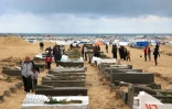 Photo d'archive de Palestiniens se rendant sur les tombes de leurs proches au début de l'Aïd, qui marque la fin du mois sacré musulman du ramadan, dans un cimetière de Rafah, dans le sud de la bande de Gaza, le 10 avril 2024