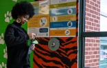 La collégienne Ja' Nae Dorsey déverrouille la pochette de son téléphone portable à la Mark Twain Middle School à Alexandria  le 6 mars 2025 en Virginie