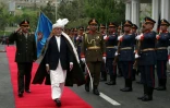 Le président afghan Ashraf Ghani passe en revue la garde d'honneur au premier jour de la loya jirga, le 29 avril 2019 à Kaboul