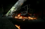 Un bus incendié vraisemblablement par des trafiquants de drogue, lors d'une opération de police à Rio de Janeiro, le 18 mars 2026 au Brésil