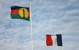 Le drapeau de Nouvelle-Calédonie au côté du drapeau français le 24 juillet 2023 à Nouméa