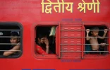 Des passagers du Coromandal Express attendent le départ du train, à la gare de Shalimar, près Calcutta, le 7 juin 2023 en Inde