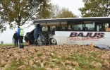Des gendarmes sur le lieu d'un accident entre un bus scolaire et un poids lourd à Bavincourt près d'Arras le 14 novembre 2016
