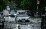 Des voitures avancent difficilement sur des routes inondées après de fortes pluies dans l'arrondissement de Brooklyn, à New York, le 29 septembre 2023