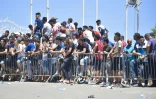 Des supporters de l'Algérie patientent le 16 juillet 2019 devant le stade du 5 juillet 1962, où sont vendus des billets d'avion vers Le Caire, théâtre de la finale de la Coupe d'Afrique des Nations entre l'Algérie et le Sénégal