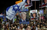 Des manifestants brandissent des drapeaux israéliens et américains, ainsi que des photos d'otages retenus à Gaza,  lors d’un rassemblement à Tel-Aviv, le 11 octobre 2025