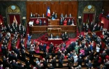 Des députés et des sénateurs applaudissent après l'annonce du résultat du vote pour inscrire le droit à l'avortement dans la Constitution, le 4 mars 2024 à Versailles, près de Paris