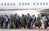 Le président érythréen Issaias Afeworki (g) est accueilli par le Premier ministre éthiopien Abiy Ahmed à l'aéroport d'Addis Abeba, le 14 juillet 2018 en Ethiopie