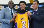 Magic Johnson, Lonzo Ball et le manager des Lakers Rob Pelinka, le 23 juin 2017 à Los Angeles