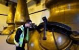 Colin O'Hara surveille le processus de distillation à la distillerie de Auchentoshan, près de Glasgow, le 28 février 2018