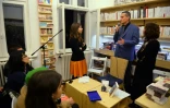 L'académicien français Andrei Makine rencontre de jeunes lecteurs dans une librairie francophone de Bucarest, le 23 novembre 2013