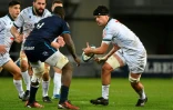 Le deuxième ligne français de Pau Hugo Auradou (d.) passe le ballon lors du match de Top 14 contre Montpellier, à Montpellier, le 23 novembre 2024