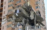 Un immeuble résidentiel touché par un tir de missile à Kiev, le 26 février 2022