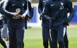 Le défenseur Djibril Sidibé (g) et l'attaquant Kylian Mbappé s'entraînent avec leurs coéquipiers de l'équipe de France, à Clairefontaine, le 25 mars 2018