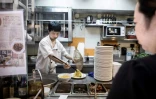 La cuisine d'un restaurant servant des nouilles de fabrication traditionnelle, le 25 juillet 2017 à Hong Kong