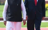 Le président américain Donald Trump (d.) et le Premier ministre indien Narendra Modi arrivent pour une conférence de presse conjointe à Hyderabad House à New Delhi, le 25 février 2020