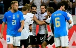 Le milieu de terrain allemand Ilkay Gundogan (c), félicité par ses coéquipiers, après avoir marqué le 2e but sur penalty face à l'Italie, lors de leur match de Ligue des nations, le 14 juin 2022 à Moechengladbach