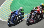 La Suzuki, pilotée par le Belge Xavier Siméon, mène devant la Yamaha du pilote allemand Marvin Fritz, lors de 24 Heures du Mans, le 12 juin 2021 sur le circuit Bugatti