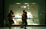 Des joggeurs courent à l’intérieur d’un centre commercial en raison du brouillard de pollution extérieur, le 24 octobre 2026 à Singapour