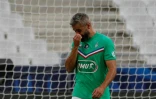 Le capitaine de Saint-Etienne Loïc Perrin exclu pour un tacle dangereux sur le Parisien Kylian Mbappé, en finale de Coupe de France, le 24 juillet 2020 au Stade de France