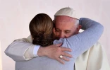 Le pape François serre dans ses bras une détenue d'un centre pénitentiaire, le 17 février 2016 à Ciudad Juarez au Mexique