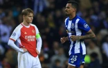 La déception du capitaine d'Arsenal Martin Odegaard (g) après la défaite à Porto, en 8e aller de la Ligue des champions, le 21 février 2024 à Porto