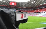 Une caméra avant un match du Championnat d'Allemagne devant les tribunes vides de l'Allianz Arena le 20 juin 2020 à Munich