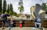 Respect des distanciations pour des visiteurs dans un zoo à Amsterdam, le 13 mai 2020