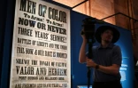 Une affiche du texte rédigé le célèbre abolitionniste américain de l'esclavage, Frederick Douglass, ors d'une avant-première presse de l'exposition "American Aspirations" au Smithsonian à Washington, le 28 mai 2026