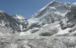 Sur cette photo prise le 26 avril 2018, des tentes sont visibles au camp de base de l'Everest, à environ 140 km au nord-est de Katmandou