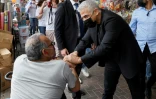 Le président du parti d'opposition israélien Yesh Atid, Yaïr Lapid, fait campagne dans la ville méditerranéenne de Hod Hasharon, dans le centre d'Israël, le 19 mars 2021.