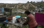 Maria de la Luz Alonso, 53, et les bidons d'eau qui servent Ă sa consommation, Ă Tijuana, dans le nord du Mexique. Photo prise le 14 mars 2020