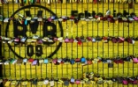 Des cadenas sur une clĂ´ture avec le logo du BVB Dortmund, le 14 mai 2020 devant le Signal Iduna Park de Dortmund en Allemagne