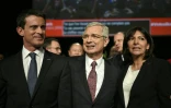 Claude Bartolone entre Manuel Valls et Anne Hidalgo à la fin d'une réunion électorale à Paris le 3 décembre 2015
