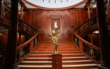 La réplique du Grand Escalier de la section de première classe du paquebot Titanic le jour de l'ouverture de l'exposition XXL Titanic à Paris Expo Porte de Versailles à Paris le 18 juillet 2023