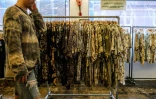 Un client passe devant les rayons d'un magasin de vêtements d'occasion à Séoul le 11 août 2024

