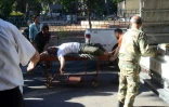 Evacuation d'un habitant blessé lors de l'attaque rebelle le 11 juillet 2016 à Alep