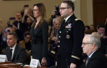 Le lieutenant-colonel Alexander Vindman et Jennifer Williams témoignent dans l'enquête en destitution visant Donald Trump, le 19 novembre 2019 au Congrès américain 