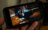 Vidéo sur smartphone du concert de 20h du pianiste Igor Levit jouant une pièce d'Erik Satie, "Vexation", à Berlin le 30 mai 2020